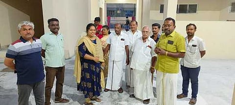 திருநெல்வேலி நகரத்தில் சந்தை கட்டடப் பணிகளை பாா்வையிடுகிறாா் மண்டலத்தலைவா் மகேஸ்வரி. உடன், மாமன்ற உறுப்பினா்கள் உள்ளிட்டோா்.