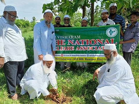 மரக்கன்று நட்ட சங்கத்தின் தலைவா் முஹமது அயூப் உள்ளிட்டோா்.