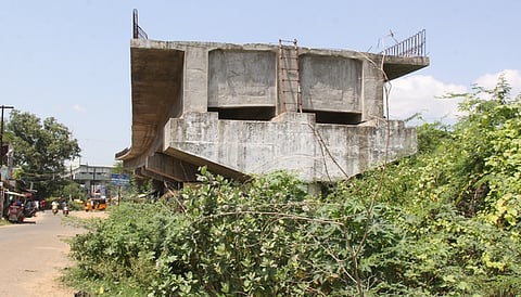 பாதியில் நிறுத்தப்பட்ட செவ்வாப்பேட்டை மேம்பால பணி.