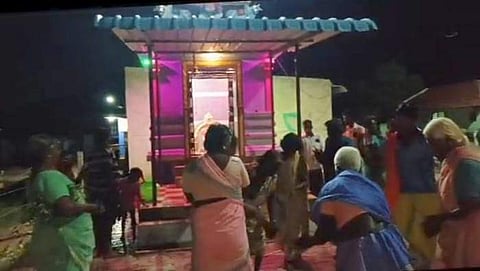 மேலூரில் மழை வேண்டி கோயிலுக்கு முன் கூடி கும்மியடித்து வினோத வழிபாடு நடத்திய பெண்கள்.