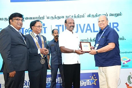 மருத்துவா் ரகுராமுக்கு விருது வழங்கிய அமைச்சா் மா.சுப்பிரமணியன்.