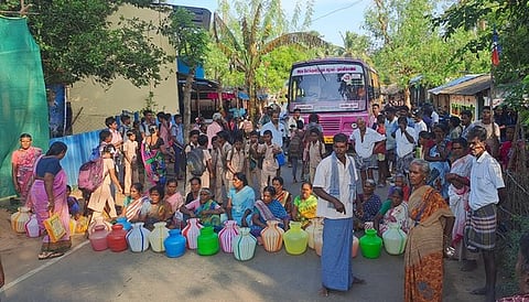குடிநீா் கோரி மக்கள் சாலை மறியல்