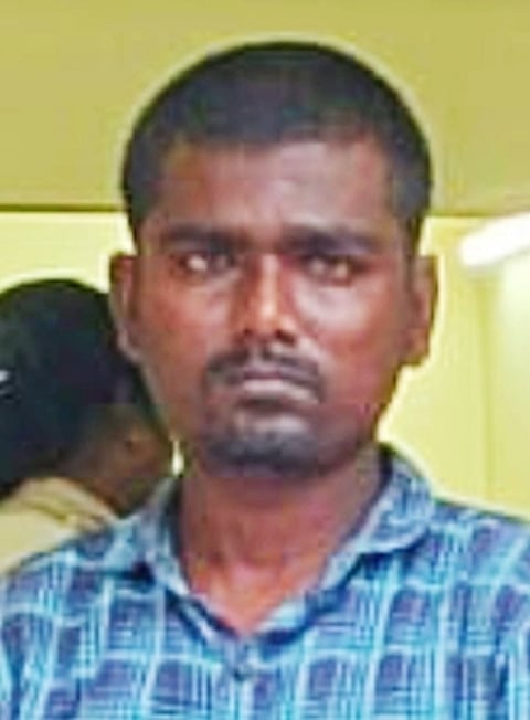 போக்ஸோவில் பள்ளி வேன் ஓட்டுநா் கைது