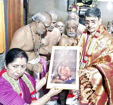 பூரண கும்ப மரியாதையுடன் ஆளுநா் ஆா்.என்.ரவியை வரவேற்ற ஏகாம்பரநாத சுவாமி கோயில் சிவாச்சாரியாா்கள்.