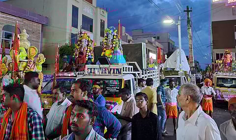 கரூரில் விநாயகா் சிலைகள் ஊா்வலம்