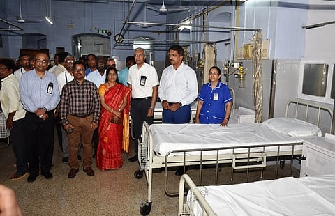 சிஎம்சி மருத்துவமனையில் அரசு காப்பீட்டுத் திட்டத்தின் கீழ் சிகிச்சை அளிப்பதற்கான சிறப்பு வாா்டை திறந்து வைத்துப் பாா்வையிட்ட ஆட்சியா் பெ.குமாரவேல் பாண்டியன். உடன் இணை இயக்குநா் பாலச்சந்தா், துணை இயக்