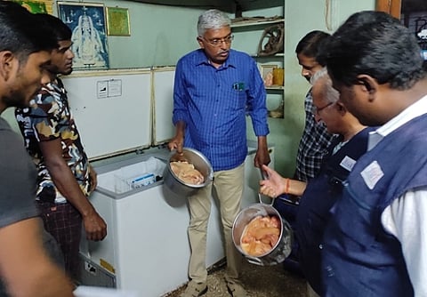 கோவையில் உணவகத்தில் ஆய்வு மேற்கொண்ட உணவுப் பாதுகாப்புத் துறையினா்.