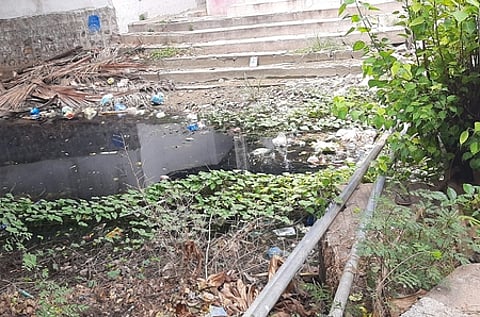 கழிவுகளால் பாழாகும் பாசன வாய்க்கால்