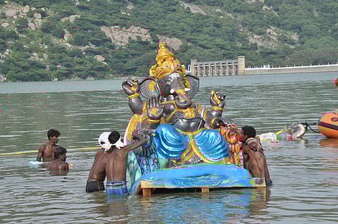 ஒகேனக்கல், கிருஷ்ணகிரி அணைகளில்விநாயகா் சிலைகள் விசா்ஜனம்