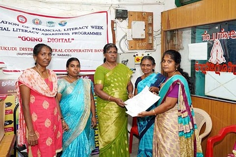 ஆறுமுகனேரி மத்திய கூட்டுறவு வங்கியில் கடன் முகாம்