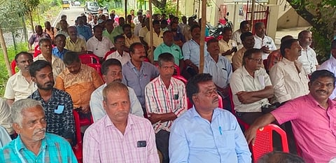 தமிழ்நாடு மின் ஊழியா் மத்திய அமைப்பினா் தா்னா