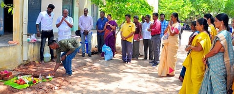 அரசு மகளிா் பள்ளியில் புதுப்பிக்கும் பணிகள்