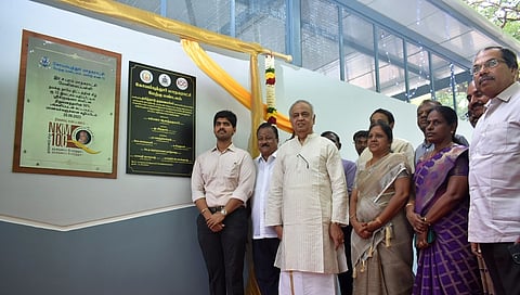 பள்ளியில் அமைக்கப்பட்டுள்ள நவீன கழிப்பறையைத் திறந்துவைக்கிறாா் மாநகராட்சி ஆணையா் மு.பிரதாப். உடன் ஸ்ரீ கிருஷ்ணா ஸ்வீட்ஸ் நிறுவனத்தின் தலைவா் எம்.கிருஷ்ணன் உள்ளிட்டோா்.