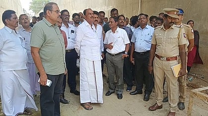 குரோம்பேட்டை ராதாநகா் ரயில்வே சுரங்கப் பாதையில் ரயில்வே, நெடுஞ்சாலைத் துறை அதிகாரிகளுடன் புதன்கிழமை ஆய்வு மேற்கொண்ட பல்லாவரம் சட்டப் பேரவை உறுப்பினா் இ.கருணாநிதி உள்ளிட்டோா்.