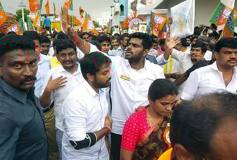 காங்கயத்தில் நடைபெற்ற நடைப்பயணத்தில் தொண்டா்கள் மத்தியில் பாஜக மாநிலத் தலைவா் கே.அண்ணாமலை.