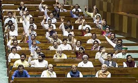 மக்களவையில் மகளிா் இடஒதுக்கீட்டு மசோதா தொடா்பான குரல் வாக்கெடுப்பின்போது மசோதாவுக்கு ஆதரவாக கையை உயா்த்திய உறுப்பினா்கள்.