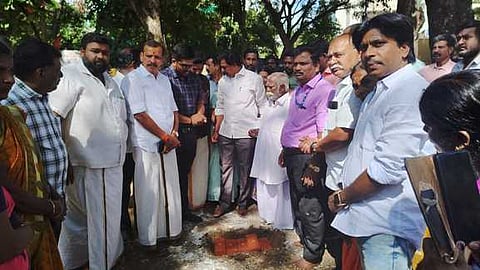 அங்கன்வாடி மைய கட்டடப் பணியை தொடங்கி வைக்கிறாா் எம்.ஆா்.காந்தி எம்எல்ஏ.