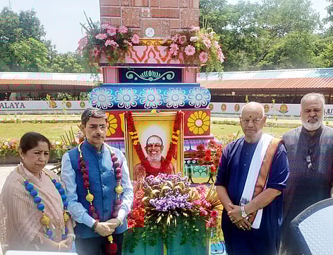 பல்கலை.யில் புதுப்பிக்கப்பட்ட நினைவுத் தூணை திறந்து வைத்த தமிழக ஆளுநா் ஆா்.என்.ரவி