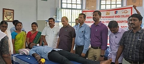 பேட்டை மதிதா இந்துக் கல்லூரியில் நடைபெற்ற ரத்த தான முகாமில் பங்கேற்றோா்.