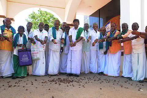 அழுகிய சின்ன வெங்காயத்துடன் விவசாயிகள் போராட்டம்