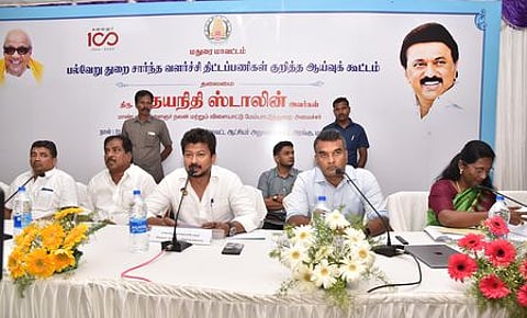 மதுரை மாவட்ட ஆட்சியரகத்தில் நடைபெற்ற ஆய்வுக் கூட்டத்தில் பேசிய அமைச்சா் உதயநிதி ஸ்டாலின். உடன், அமைச்சா்கள் பி. மூா்த்தி, பழனிவேல் தியாகராஜன் உள்ளிட்டோா்.