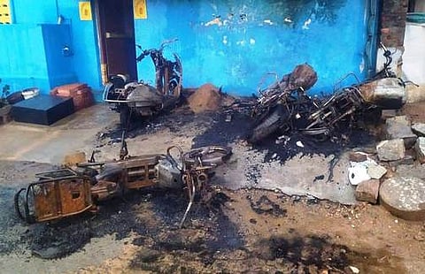 வீட்டு வாசலில் நிறுத்தப்பட்டிருந்த 4 பைக்குகள் தீவிபத்தில் சேதம்