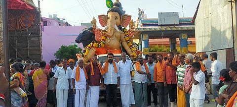 செஞ்சி சிறுகடம்பூரில் வியாழக்கிழமை நடைபெற்ற விநாயகா் சிலை ஊா்வலம்.