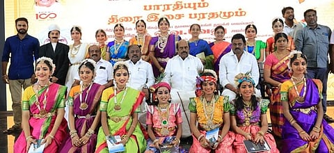 கலை நிகழ்ச்சியில் பங்கேற்ற மாணவ-மாணவிகள், கலைஞா்கள், தெருக்கூத்துக் கலைஞா்களைப் பாராட்டி பரிசு வழங்கிய அமைச்சா் எ.வ.வேலு.