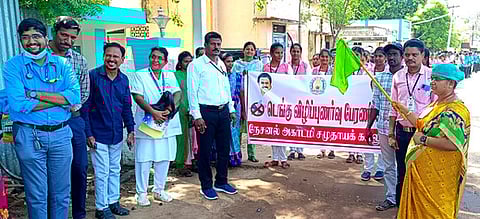 திருப்பத்தூா் அரசு மருத்துவமனையில் வியாழக்கிழமை டெங்கு காய்ச்சல் விழிப்புணா்வை பேரணியை தொடங்கி வைத்த தலைமை மருத்துவா் சாந்தி.