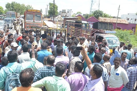 கல்லறைத் தோட்டத்தில் தேங்கிய கழிவுநீா்: சடலத்துடன் பொதுமக்கள் சாலை மறியல்