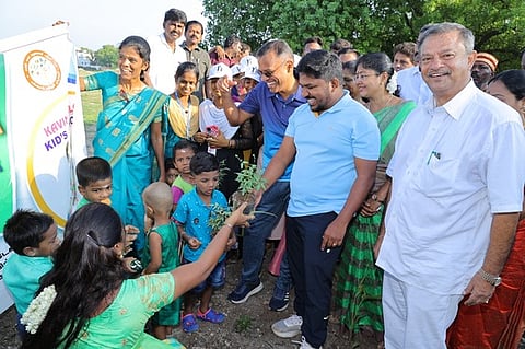 அடா்வனம் வளா்க்கும் திட்டத்தின் கீழ் சிவகாசியில் மரக்கன்றுகள் நடும் பணி தொடக்கம்
