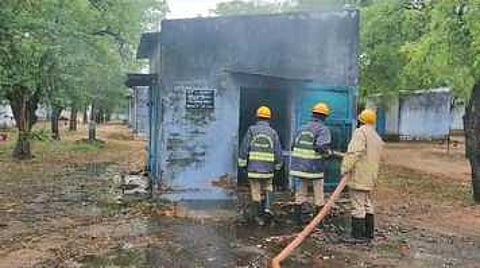 ஸ்ரீவில்லிபுத்தூா் அருகே மின்னல் தாக்கி பட்டாசு ஆலையில் தீ