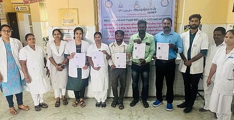 உறுப்பு தான படிவத்துடன் விழிப்புணா்வு ஏற்படுத்திய மருத்துவ அதிகாரி அரவிந்த் உள்ளிட்டோா்.