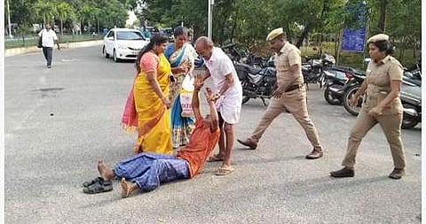 விசைத்தறி தொழிலாளி தீக்குளிக்க முயற்சி