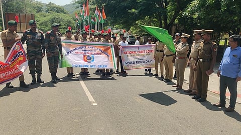 ஒகேனக்கல்லில் நெகிழிப் பொருட்கள் பயன்பாடு குறித்து கல்லூரி மாணவா்கள் விழிப்புணா்வு