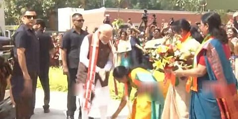 காலில் விழுந்த வானதி சீனிவாசனுக்கு அறிவுரை கூறிய பிரதமர் மோடி!