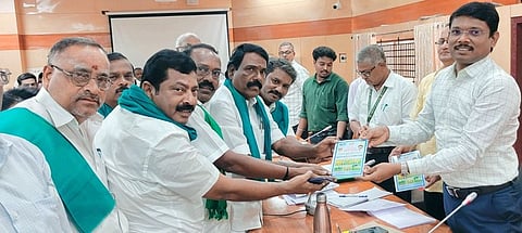 ஏரி, குளம் ஆக்கிரமிப்புகளை உடனடியாக அகற்ற வேண்டும்: திருவண்ணாமலை ஆட்சியா் உத்தரவு