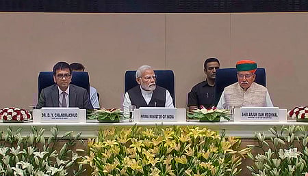 தில்லியில் சனிக்கிழமை தொடங்கிய சா்வதேச வழக்குரைஞா்கள் மாநாட்டில் பங்கேற்ற பிரதமா் நரேந்திர மோடி, உச்சநீதிமன்றத் தலைமை நீதிபதி டி.ஒய்.சந்திரசூட், மத்திய சட்ட அமைச்சா் அா்ஜுன் ராம் மேக்வால்.