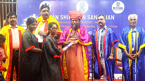 குன்றக்குடியில் உள்ள குன்றக்குடி மக்கள் கல்வி நிலையத்தில் சனிக்கிழமை நடைபெற்ற பட்டமளிப்பு விழாவில் திறன் பயிற்சி முடித்தவா்களுக்கு பட்டம் வழங்கிய குன்றக்குடி பொன்னம்பல அடிகளாா்.