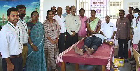 பெருந்துறை கொங்கு பாலிடெக்னிக் கல்லூரியில் நடைபெற்ற ரத்த தான முகாமை தொடங்கிவைக்கிறாா் பெருந்துறை அரசு மருத்துவமனை தலைமை மருத்துவா் சாந்தி. உடன், கொங்கு பாலிடெக்னிக் கல்லூரித் தாளாளா் வெங்கடாசலம் உள்