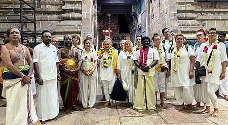 திருக்கடையூா் கோயிலில் பிரான்ஸ் நாட்டு பக்தா்கள் வழிபாடு