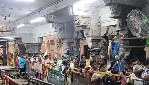 புரட்டாசி முதல் வாரம்: காஞ்சிபுரம் வரதராஜ பெருமாள் கோயிலில் குவிந்த பக்தர்கள் கூட்டம்!