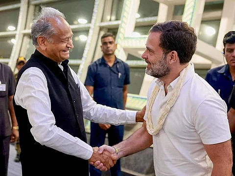 ஜெய்ப்பூர் விமான நிலையத்தில் ராகுலை வரவேற்கும் ராஜஸ்தான் முதல்வர் அசோக் கெலாட்.