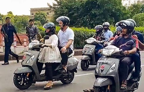 மாணவியின் இருசக்கர வாகனத்தில் பயணித்த ராகுல் காந்தி!