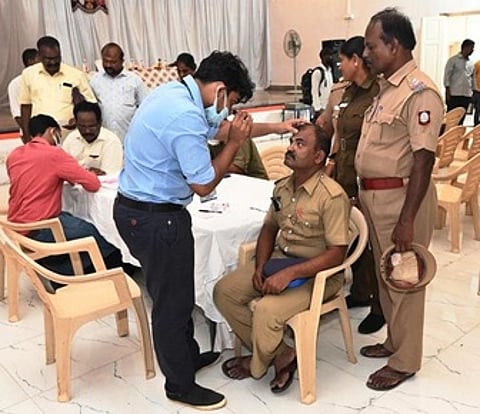 காவலா்களுக்கான கண் பரிசோதனை முகாம்