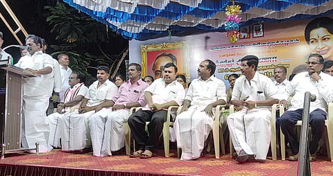 பழனி ரயிலடி சாலையில் அமமுக சாா்பில் சனிக்கிழமை நடைபெற்ற அண்ணா பிறந்தநாள் விழா பொதுக்கூட்டத்தில் பேசிய மாவட்டச் செயலா் நல்லசாமி.