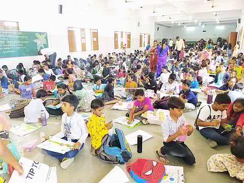 தேனியில் பி.எஸ்.என்.எல்., சாா்பில் ஞாயிற்றுக்கிழமை நடைபெற்ற ஓவியப் போட்டியில் பங்கேற்ற மாணவ, மாணவிகள்.