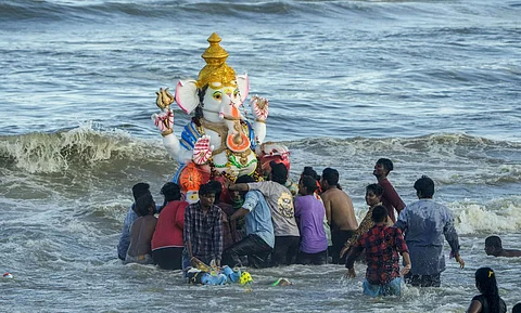 கடற்கரையில் கரைக்கப்படும் விநாயகர் சிலைகள்
