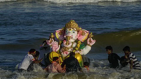 பட்டினப்பாக்கம் கடலில் கரைக்கபட்ட விநாயகர் சிலை.