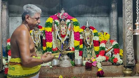 கல்லங்குறிச்சி கோயிலில் சிறப்பு அலங்காரத்தில் பெருமாள். உடன் தாயாா் ஸ்ரீதேவி, பூதேவி. கோயிலில் நீண்ட வரிசையில் காத்திருந்த பக்தா்கள்.